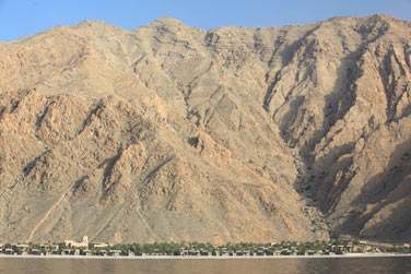 La vue sur l'htel depuis la mer est splendide. L'htel se niche au pied des montagnes